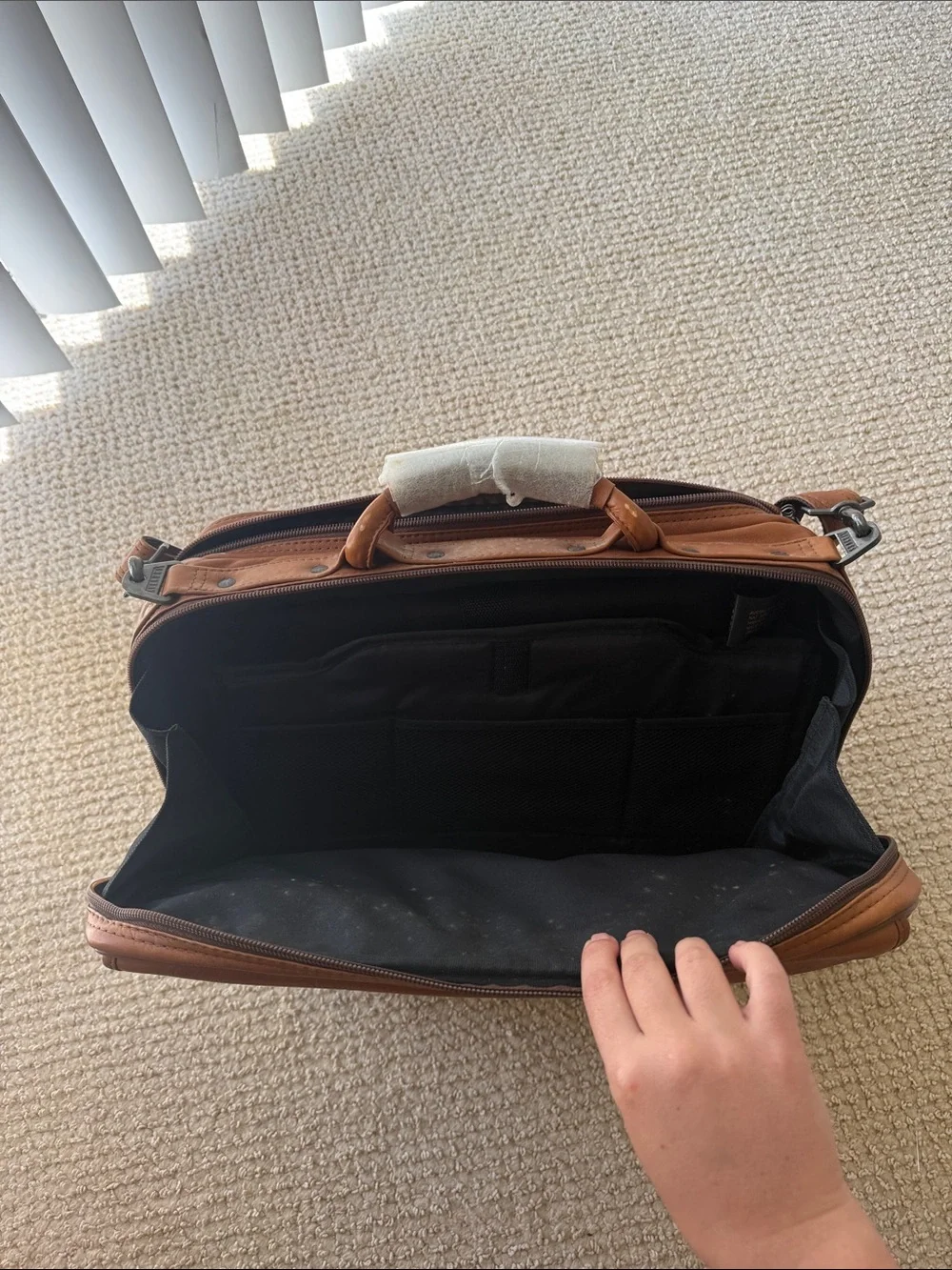 Avenues Men's Leather Messenger Bag in Brown Leather